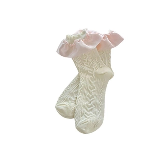 Chaussettes Lolita crème avec bordure en dentelle satinée rose et maille torsadée