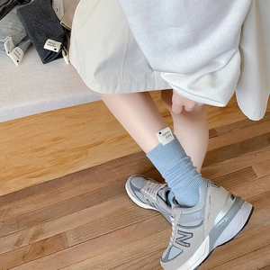 Détails de texture des chaussettes côtelées avec étiquettes tissées best socks épurées
