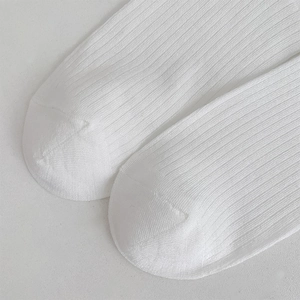 Detailansicht der Rippstruktur und nahtlosen Fußspitze der weißen Ballettsocken