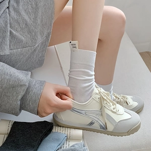 Chaussettes minimalistes en coton avec étiquette et baskets beiges élégantes