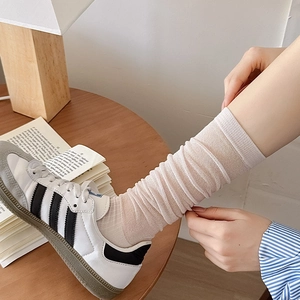 Detail von beigen Mesh-Stricksocken mit plissierter Textur und atmungsaktivem Stoff