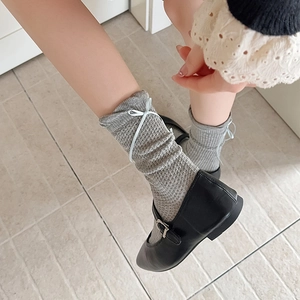 Chaussettes grises à nœud de style coréen portées avec des chaussures Mary Jane chic