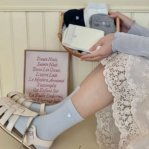 Calze stile coreano con bottoni a conchiglia in azzurro, bianco e colori grigi