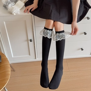 Gros plan détaillé de chaussettes noires en maille côtelée avec dentelle blanche