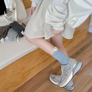 Gros plan de chaussettes en coton côtelé avec étiquette cœur best socks sur l'ourlet