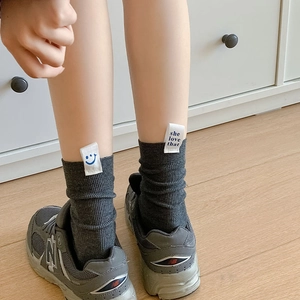 Deep grey ribbed cotton socks with letter patch in casual Korean fashion style