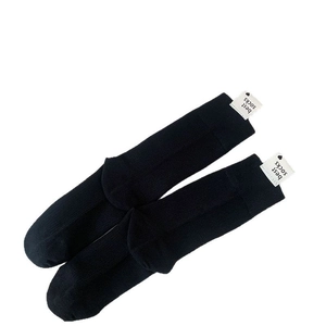 Chaussettes noires en coton de style japonais avec étiquette blanche et bords côtelés