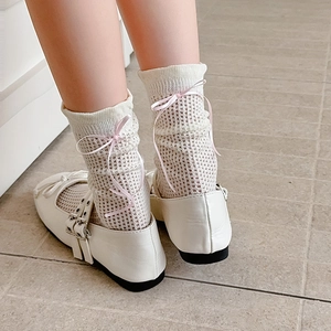 Chaussures Mary Jane blanches avec chaussettes en résille à nœud rose