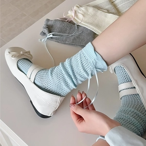 Chaussettes en résille avec rubans en bleu clair et gris pour un style Lolita doux