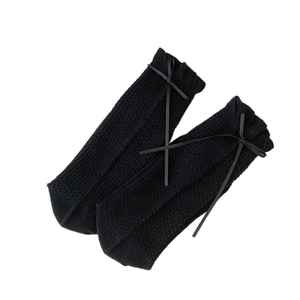 Paire de chaussettes mi-hautes noires en maille avec nœuds en ruban sur fond blanc