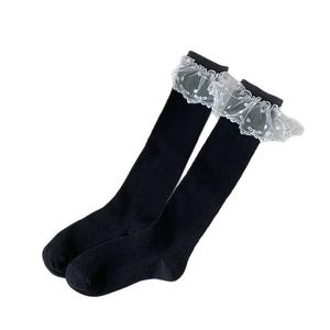 Chaussettes hautes noires côtelées pour femmes avec bordure en dentelle blanche et pois
