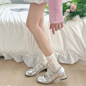 Calcetines con lazo rosa y blanco con zapatos Mary Jane plateados de estilo dulce