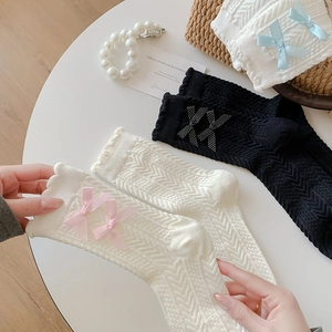 Détails de chaussettes en tricot avec nœuds élégants et texture ajourée style ballet