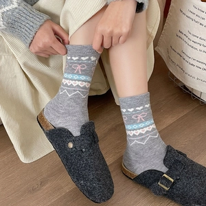 Chaussettes en laine Fair Isle gris clair avec nœuds roses et sabots en feutre gris foncé