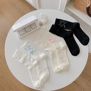 Trois paires de chaussettes style ballet avec nœuds en soie et texture côtelée