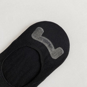 Detailansicht der schwarzen Füßlinge mit grauem, wellenförmigem Silikon-Antirutschband