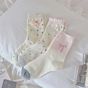 Tres pares de calcetines de algodón rosa y blanco con lazos, lunares y volantes