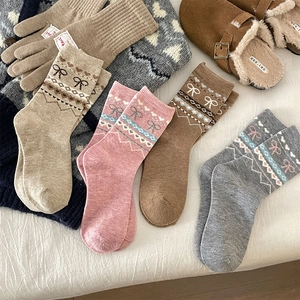 Motifs de tricot détaillés et nœuds sur des chaussettes en laine Fair Isle pour l'hiver