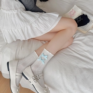 Détails de chaussettes style ballet avec nœuds, bords ondulés et texture en coton tricoté