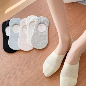 Detail von fünf Farben dünner unsichtbarer Füßlinge mit Rippstruktur und rutschfestem Design