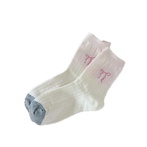 Calcetines con lazo rosa y blanco estilo japonés con textura de canalé y punta gris