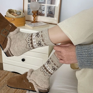 Chaussettes en laine Fair Isle beige avec maille chaude et détails de nœuds élégants