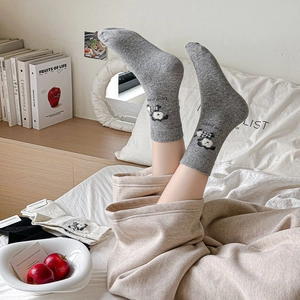 Détail de chaussettes grises en coton avec broderie Love Puppy et motif de chien mignon