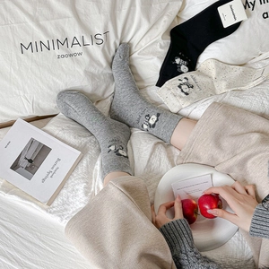 Détail du bord-côte et broderie 'Love puppy' sur chaussettes en coton gris et blanc cassé