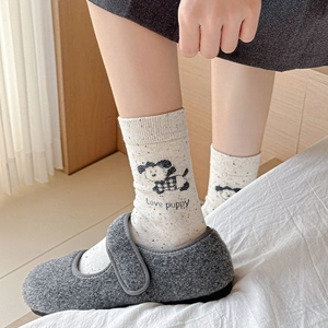 Détail de chaussettes en coton crème avec broderie chiot et pantoufles Mary Jane grises