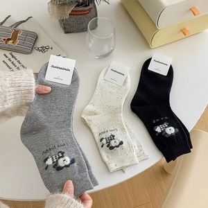 Détail de trois paires de chaussettes en coton peigné avec broderie de chien mignon