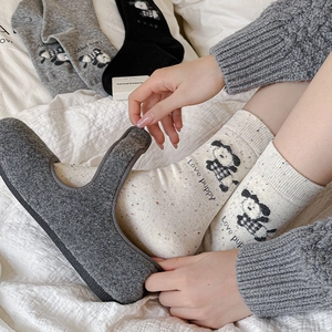 Détail de chaussettes en coton crème avec motif chiot et chaussons Mary Jane assortis