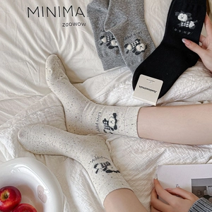 Gros plan de chaussettes en maille avec broderie chiot mignon et détails Love puppy