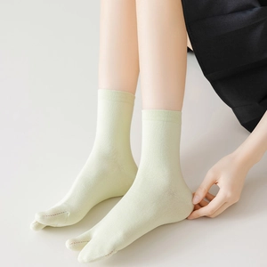 Pistachio green Tabi socks with two-toe design and breathable cotton knit texture