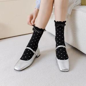 Ballerines Mary Jane argentées avec chaussettes à pois noires et nœuds à volants