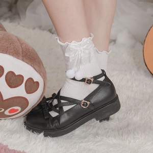 Scarpe Lolita nere con fibbie a gatto dorate e calze con fiocco in pizzo su tappeto