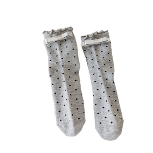 Chaussettes mi-mollet pour filles avec bords à volants, nœuds argentés et pois sur fond gris