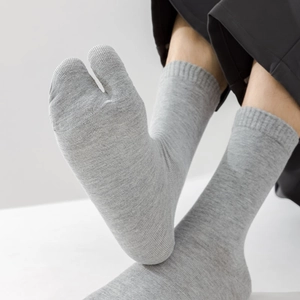 Men's light grey cotton Tabi socks with a minimalist split-toe design for daily casual wear
