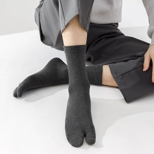 Men's dark grey split toe cotton socks with ribbed cuffs for tabi shoes or clogs