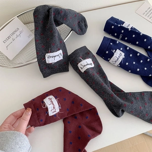 Gros plan de chaussettes vintage à pois avec étiquettes tissées en plusieurs couleurs