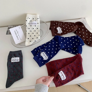 Gros plan détaillé de chaussettes à pois en coton colorées avec étiquettes vintage