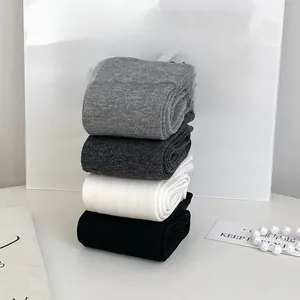 Vue détaillée de quatre paires de chaussettes en coton côtelé avec texture tricotée épaisse