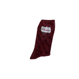 Chaussettes bordeaux vintage à pois bleu marine avec un écusson tissé et brodé