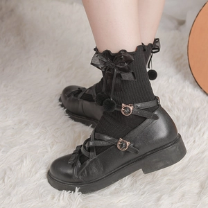 Scarpe Lolita nere con cinturini incrociati e calze con fiocchi e pompon