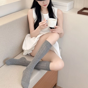 Chaussettes montantes grises style japonais avec motif à côtes verticales et coupe ajustée