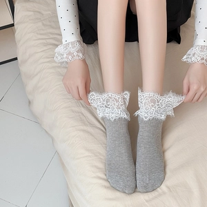 Chaussettes grises en coton côtelé avec élégante bordure en dentelle blanche vintage