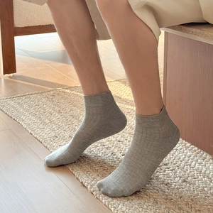 Detail of grey ribbed cotton ankle socks for men featuring breathable texture and elastic fit