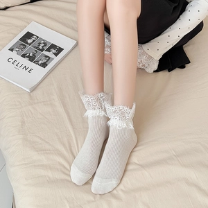 Détail de chaussettes blanches à dentelle avec maille rayée verticale et bords froissés