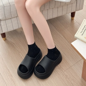 Sandales à plateforme noire pour femmes avec chaussettes à pois pour un style cosy