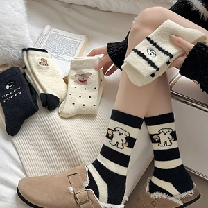 Détails de chaussettes d'hiver chaudes avec broderie chiot et motifs à rayures