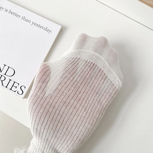 Détail de la texture en maille blanche respirante et de l'élasticité de ces chaussettes douces